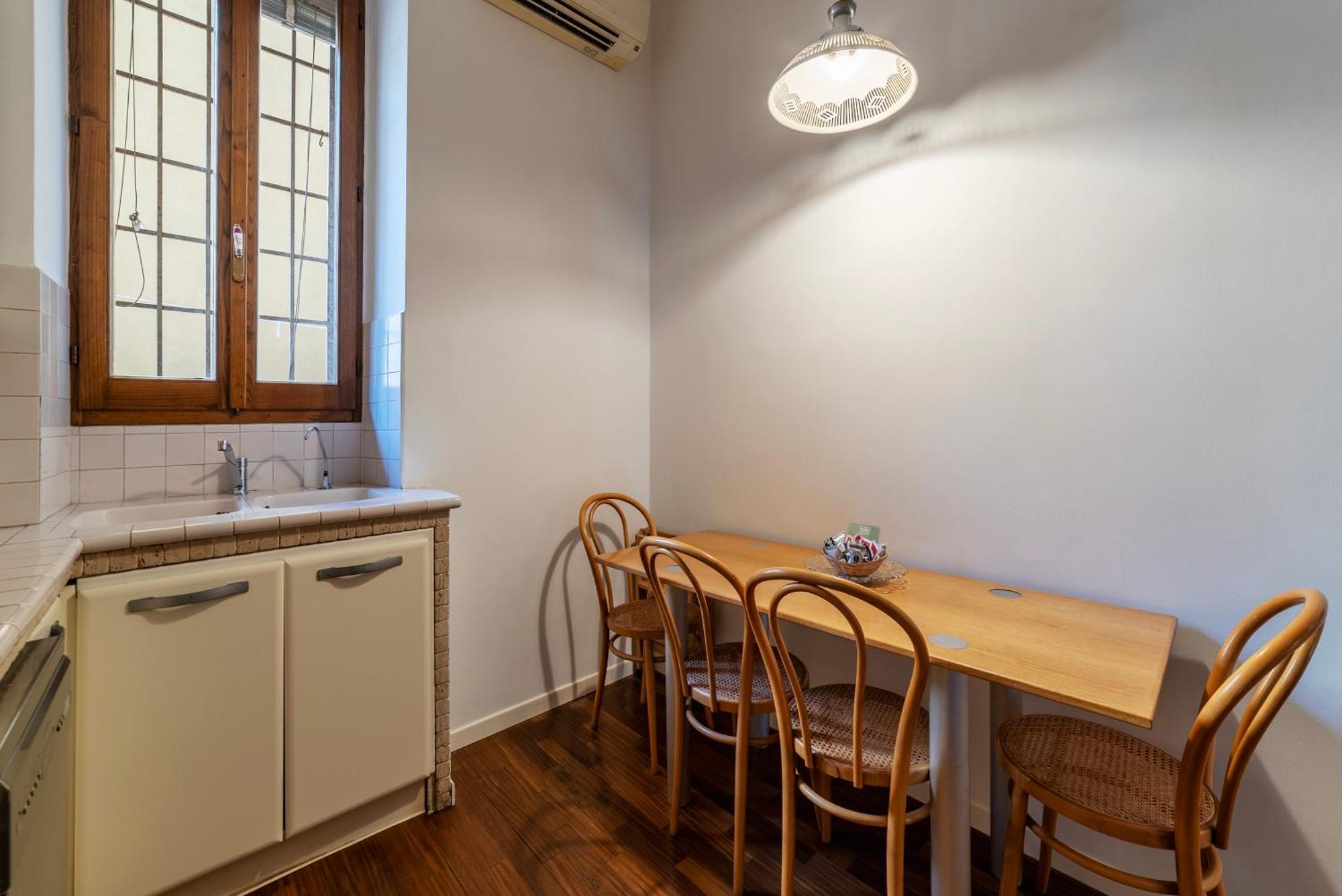 Apartamento A Stone's Throw From The Colosseum! Roma