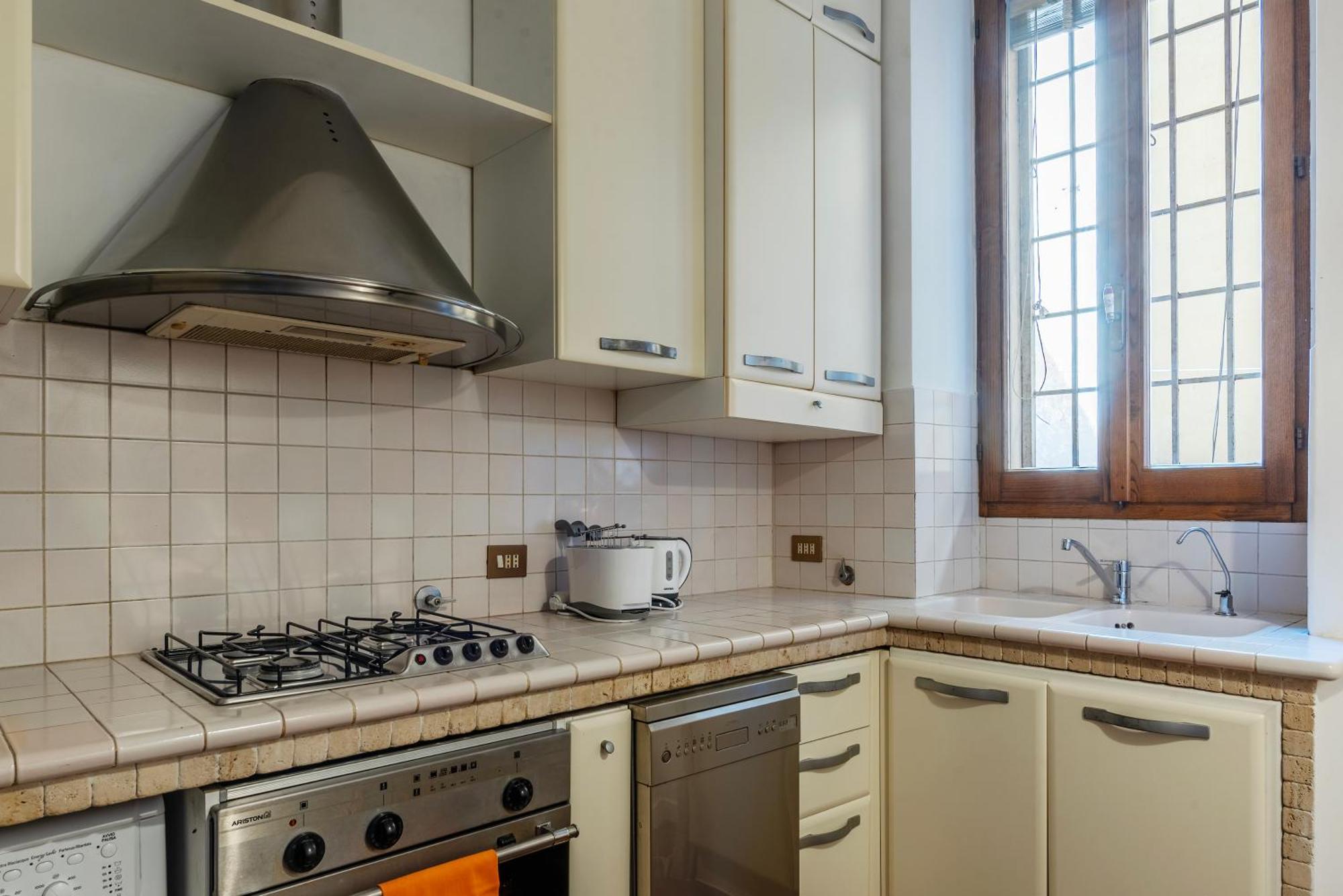Apartamento A Stone's Throw From The Colosseum! Roma
